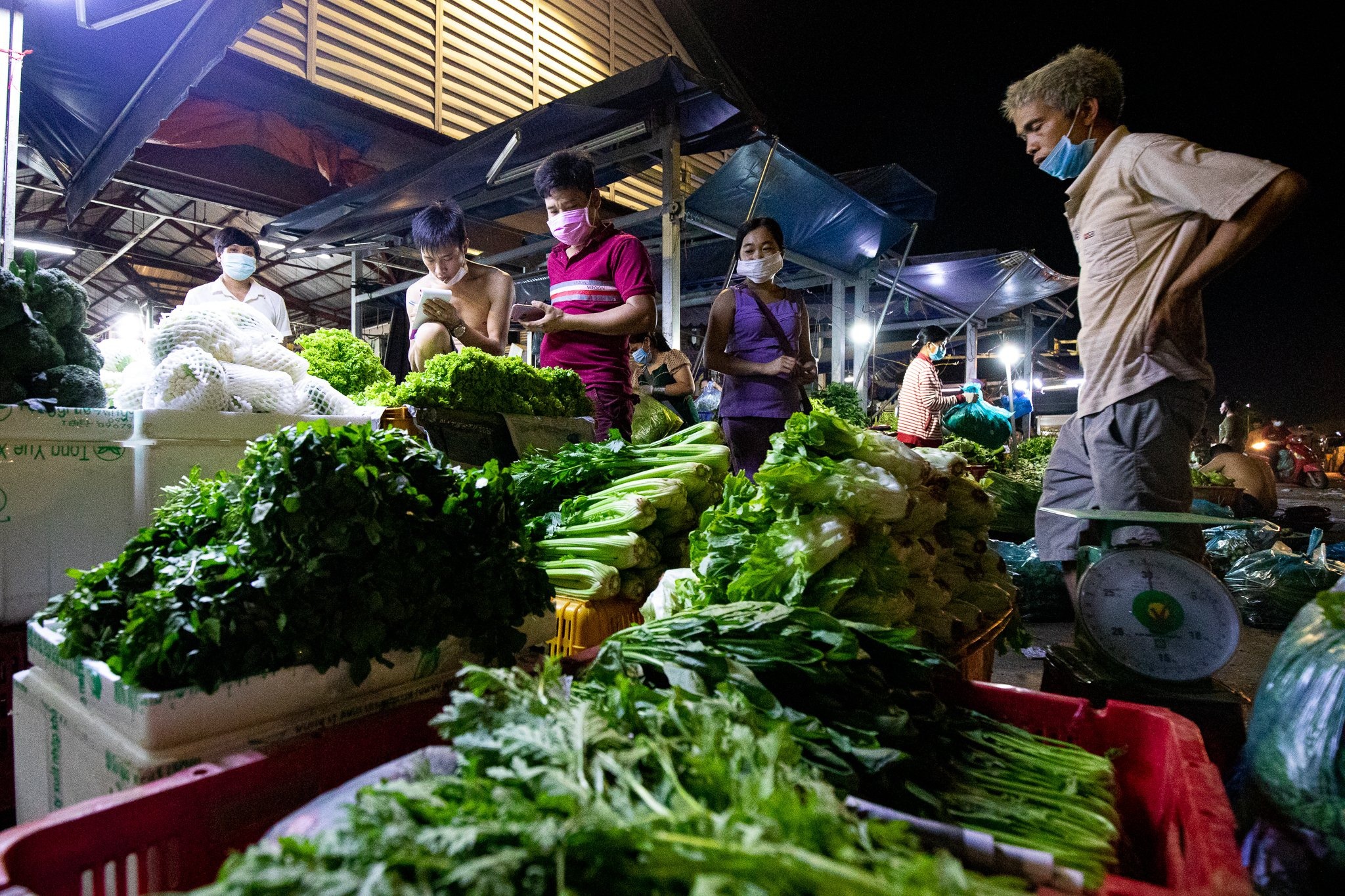 TP.HCM mo lai 3 sieu thi, 104 cho van dong cua hinh anh