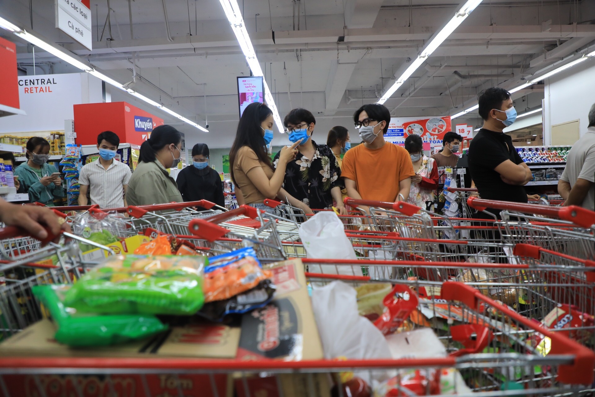 Xep hang 3 tieng van chua den luot thanh toan o sieu thi anh 6