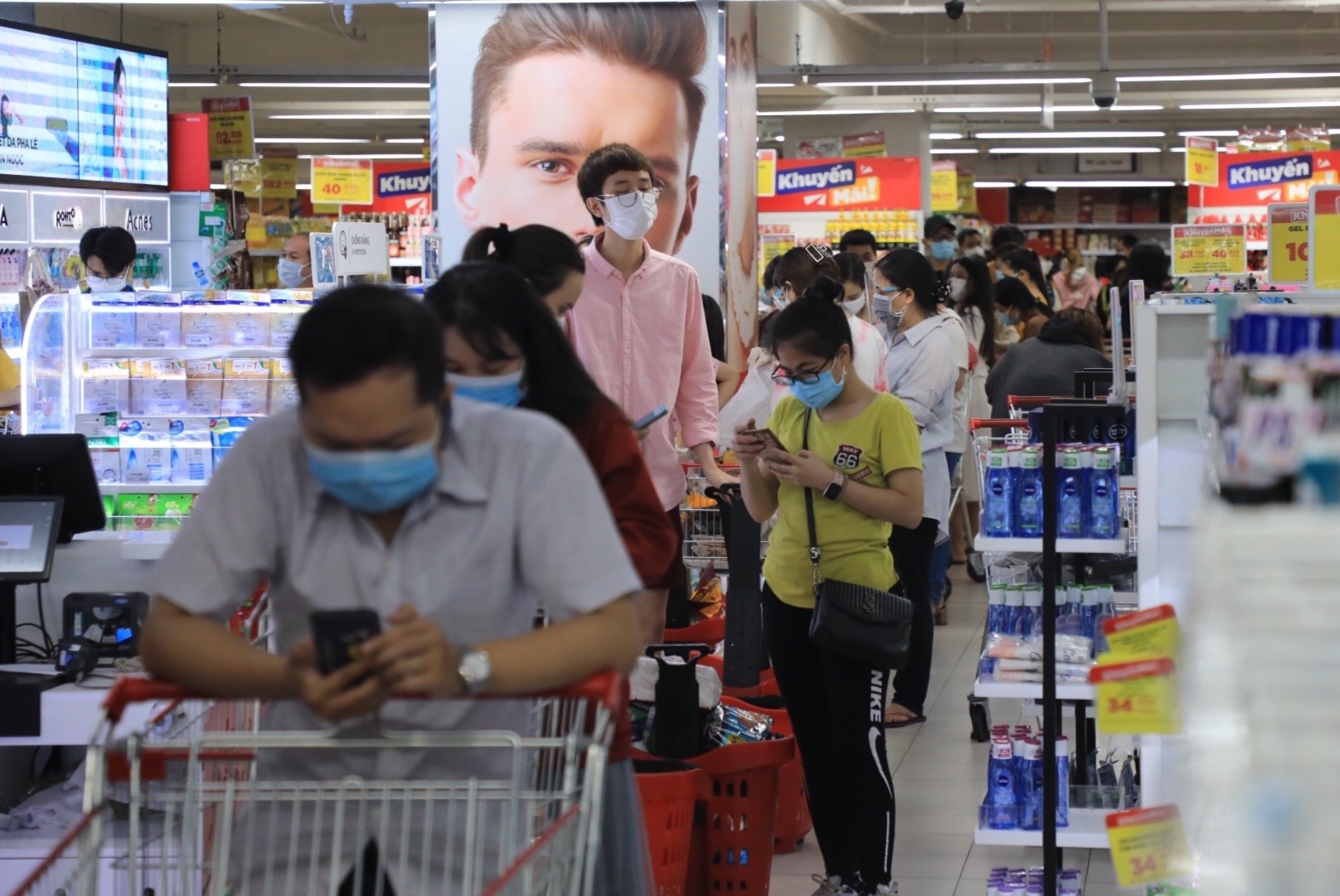 Xep hang 3 tieng van chua den luot thanh toan o sieu thi anh 1