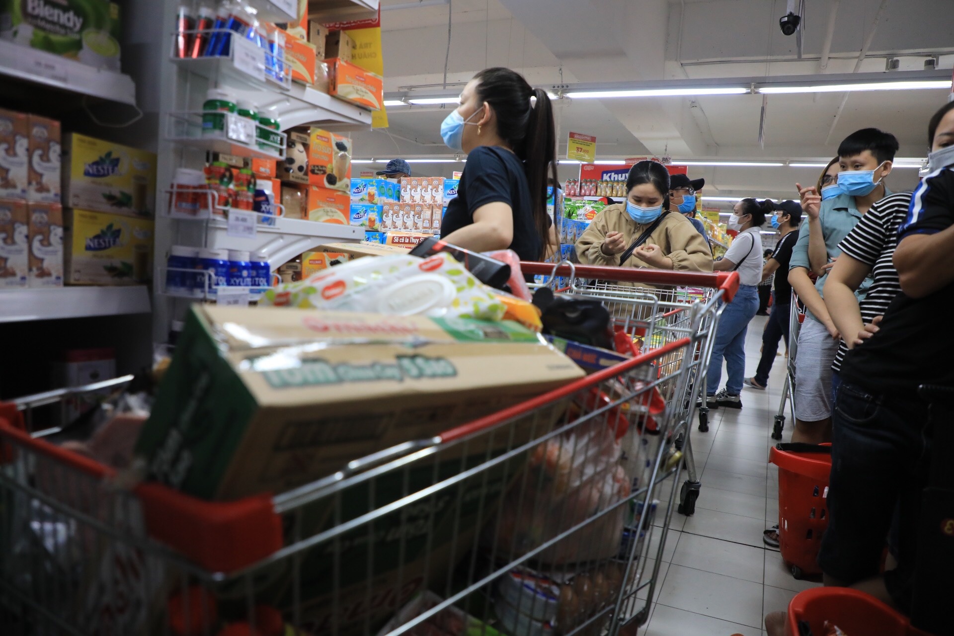 Xep hang 3 tieng van chua den luot thanh toan o sieu thi anh 7