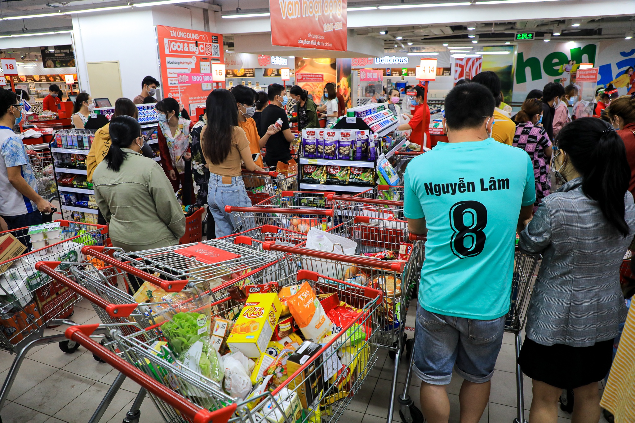 Khach don den sieu thi anh 1