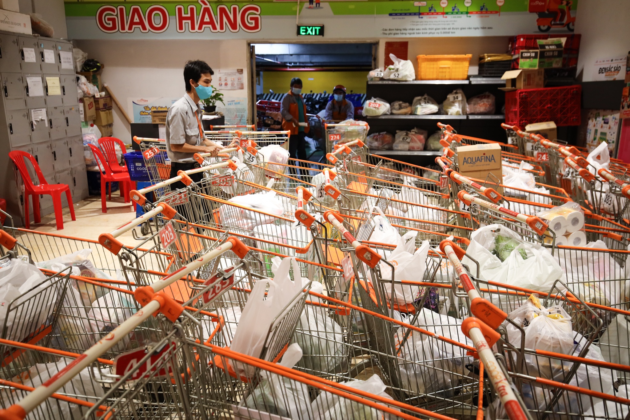 The kho cua sieu thi o TP.HCM ngay gian cach anh 1