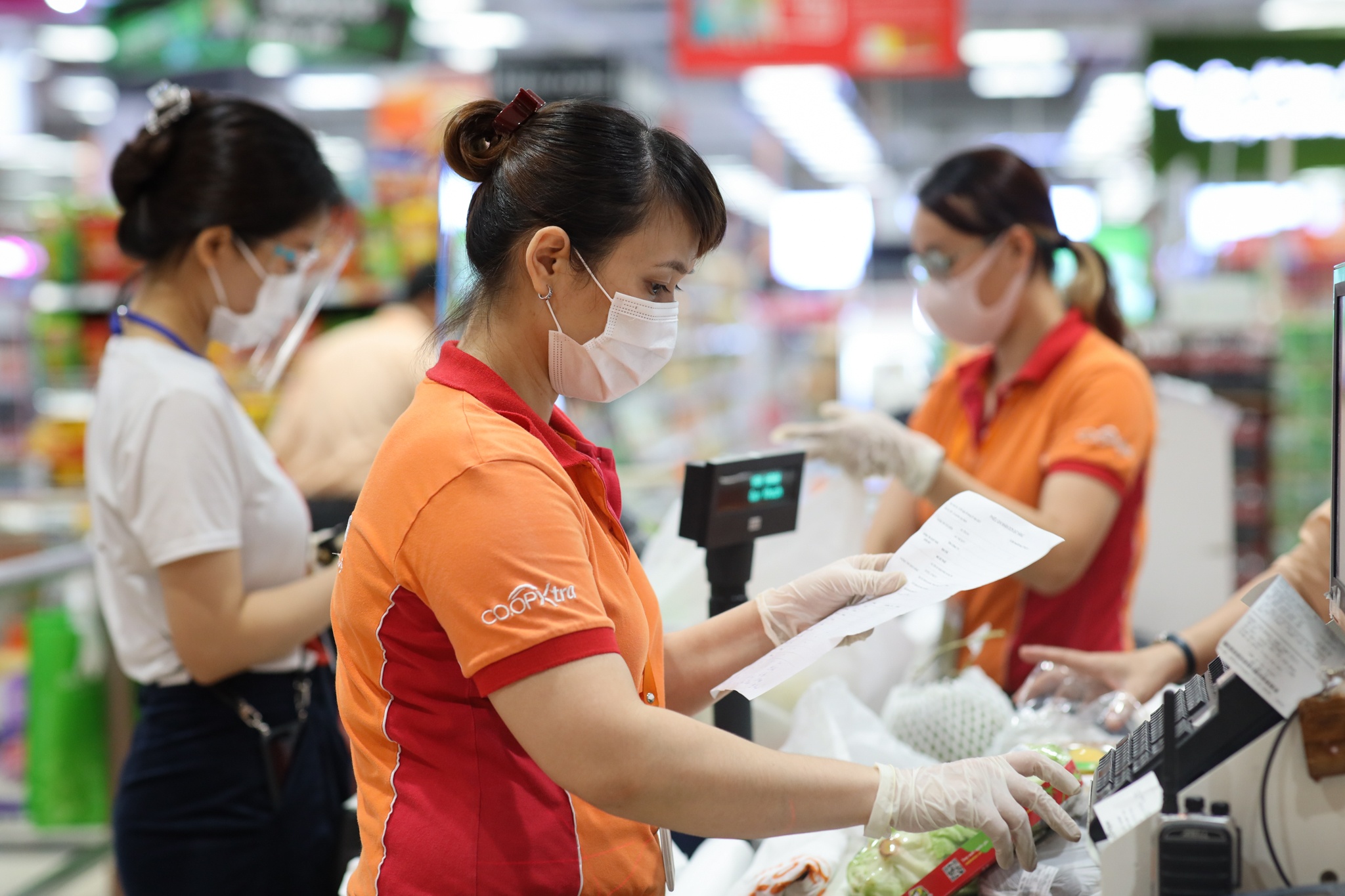 The kho cua sieu thi o TP.HCM ngay gian cach anh 2