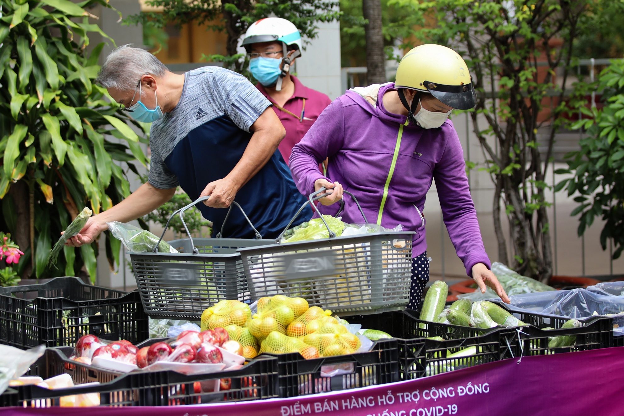 Rau, ca day ap o diem ban hang luu dong tai TP.HCM hinh anh