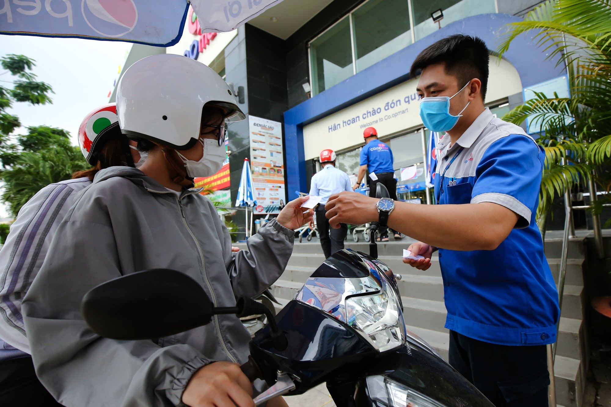 Sieu thi TP.HCM bot qua tai nho phat phieu hen gio anh 6