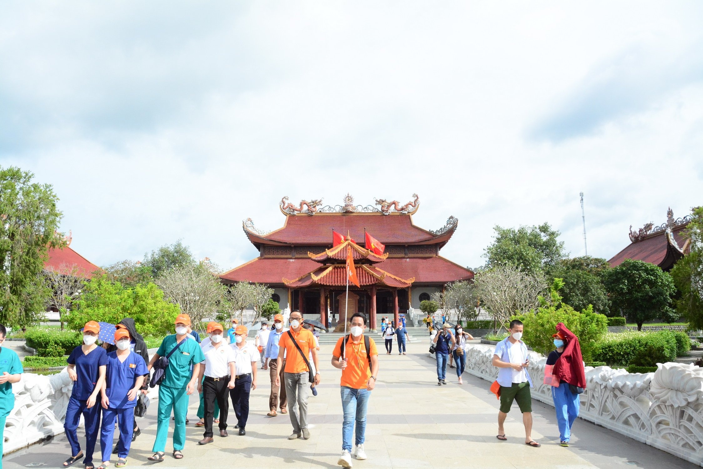 Du lich cac tinh ruc rich khoi dong anh 1