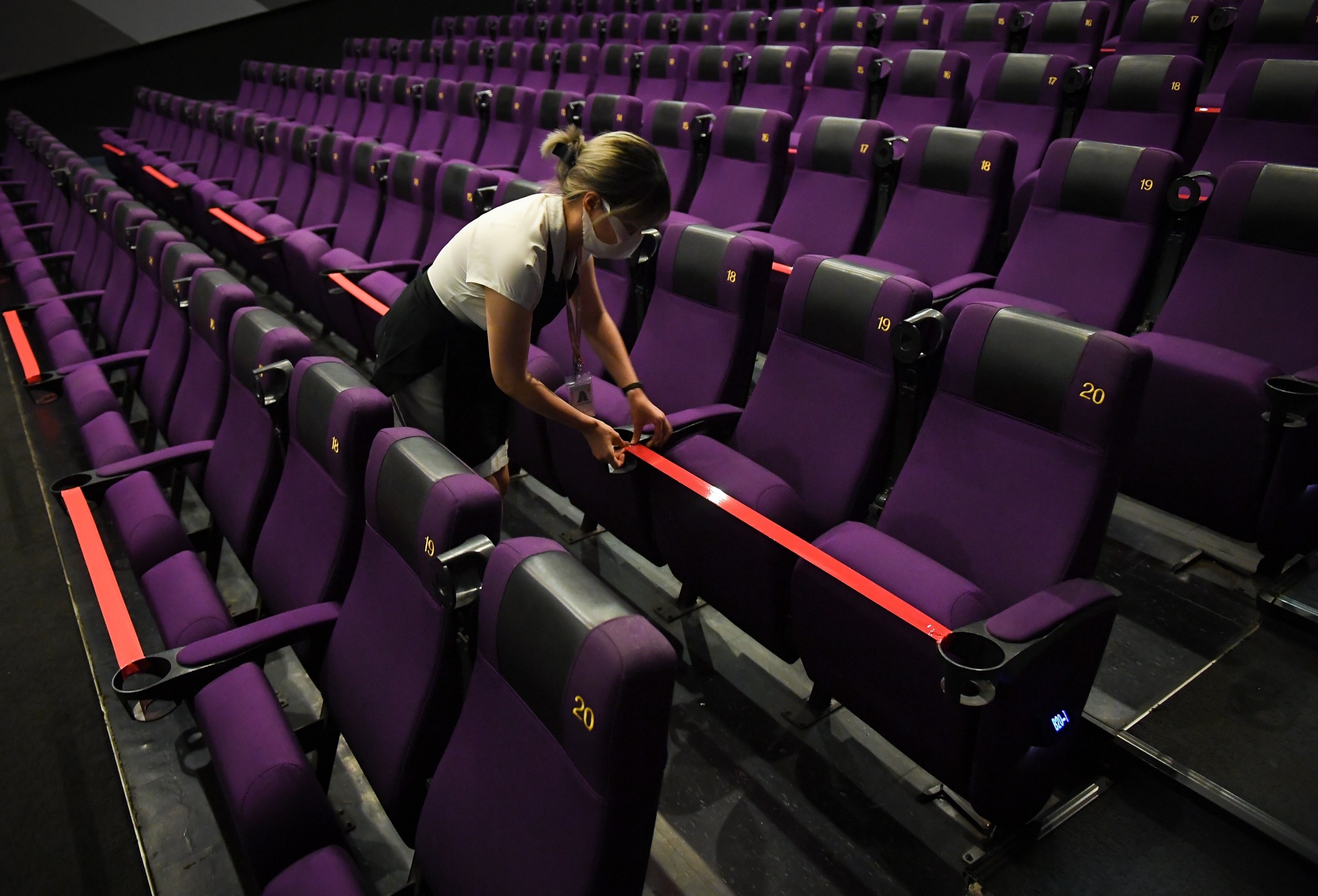 Cac tinh da mo rap phim va karaoke, sao TP.HCM van chua? hinh anh