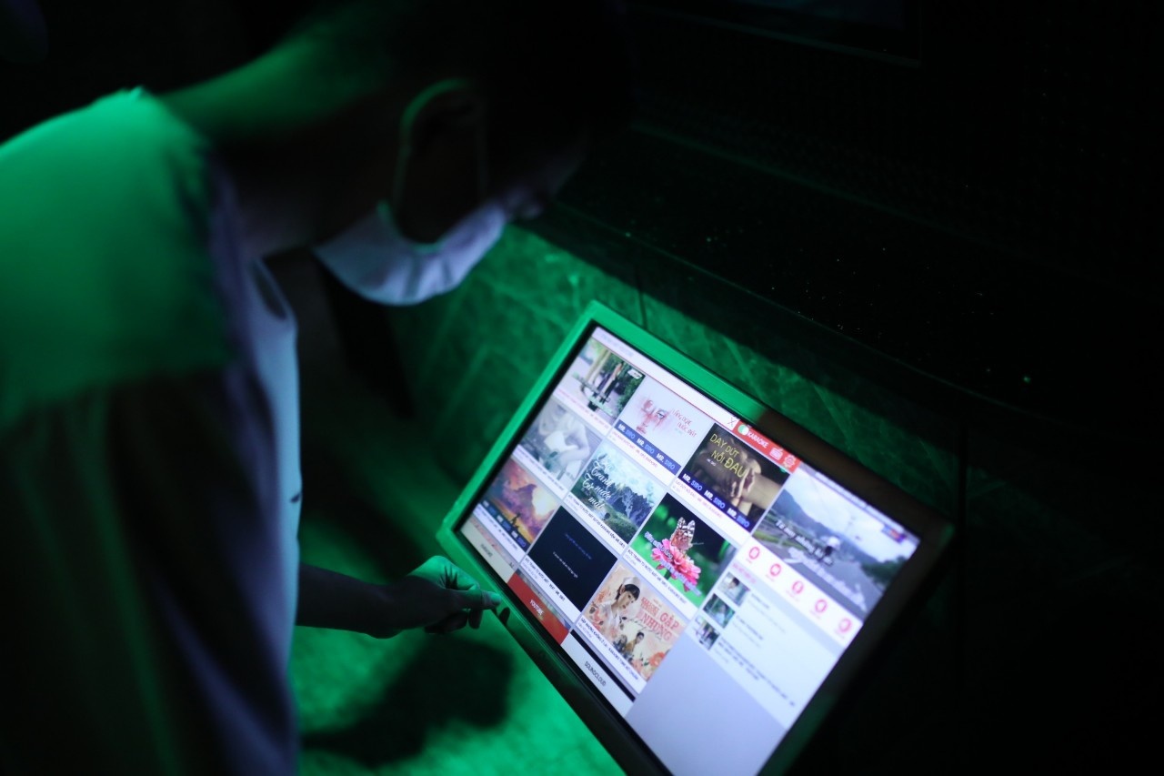 Khi nao tphcm mo lai karaoke anh 2