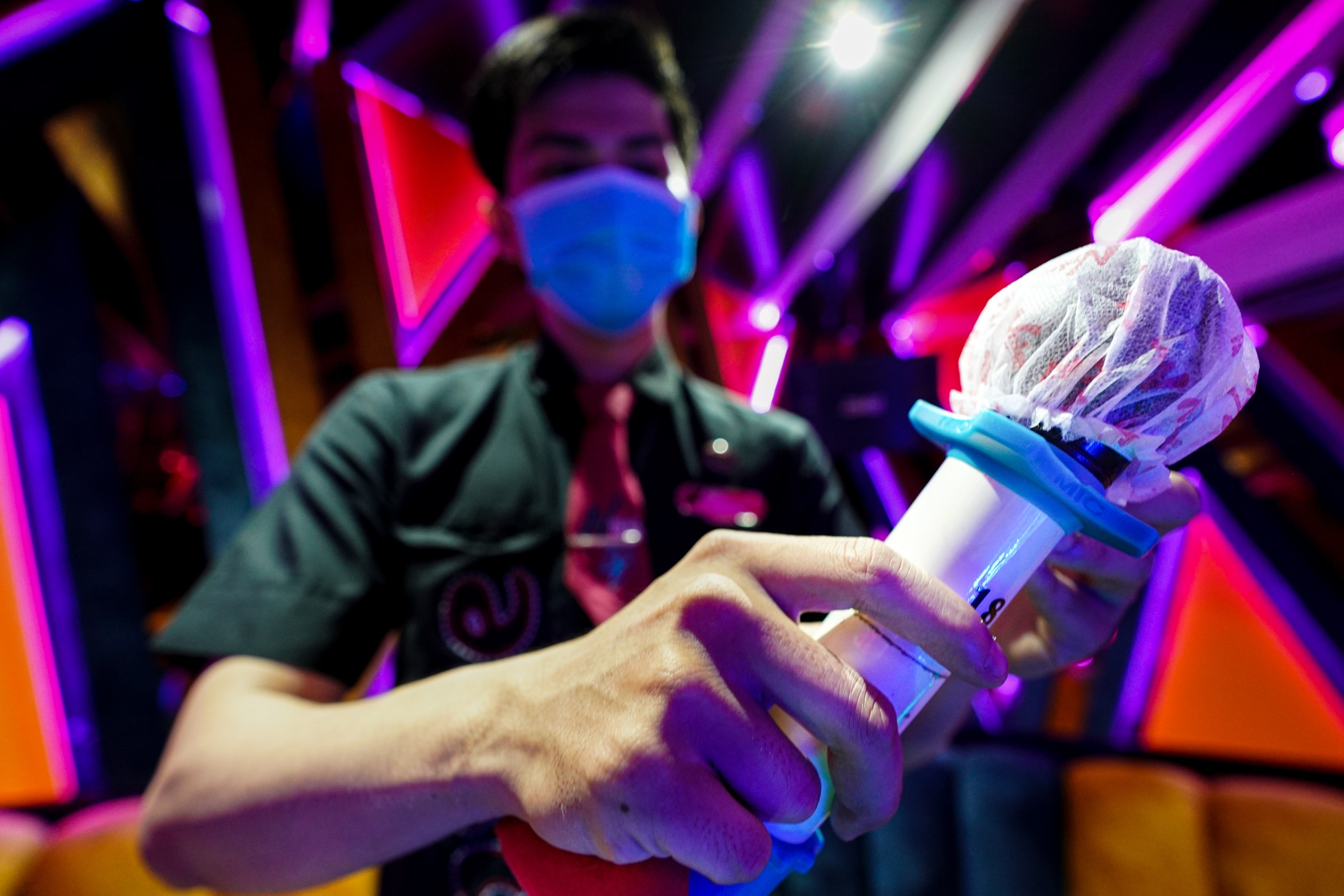 Karaoke, bar va spa tai TP.HCM ky vong gi khi mo lai tu ngay 10/1? hinh anh