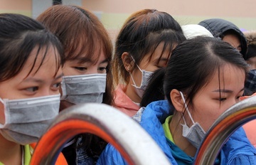 Cong nhan doi thuong Tet hinh anh