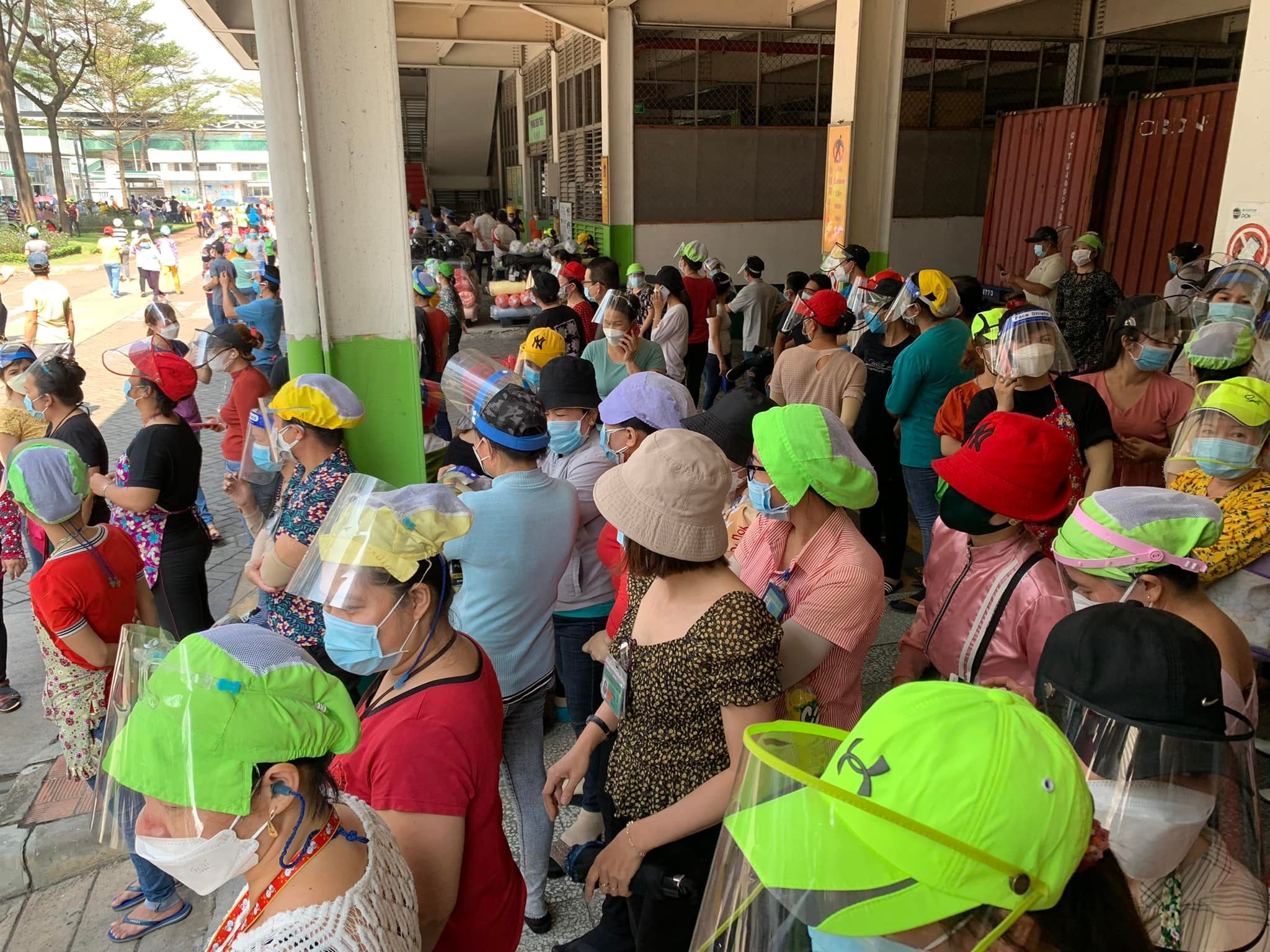 Cong nhan Pouchen quay lai san xuat hinh anh