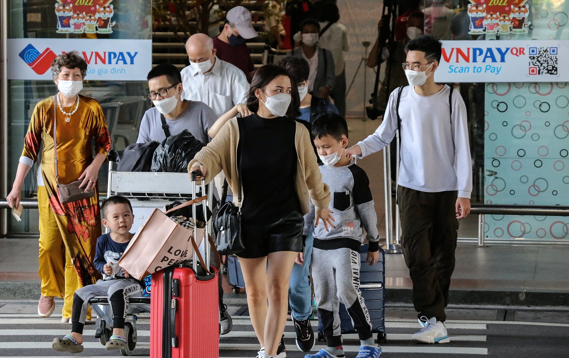 Du lich khoi sac tu ngay dau nam Nham Dan hinh anh