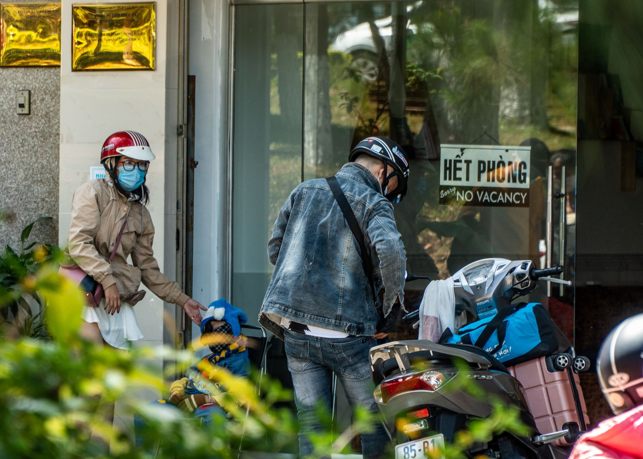 du khach va vat ngay le anh 2