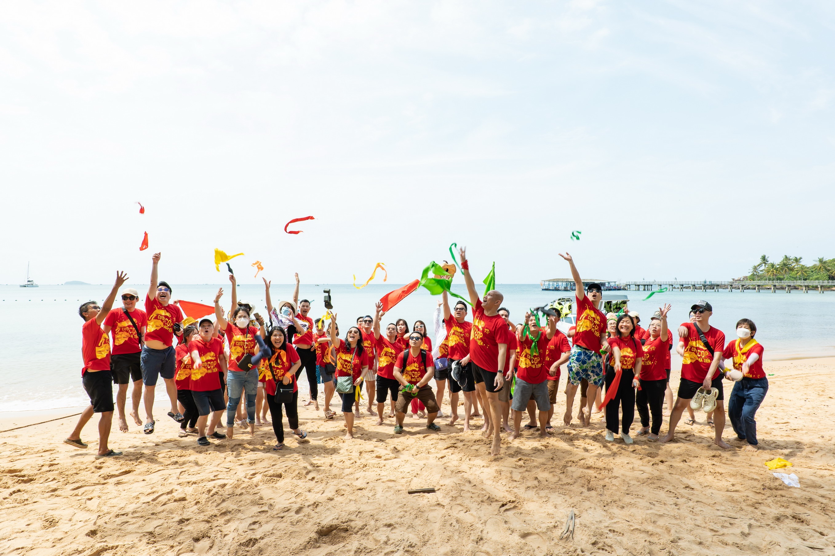 Doanh nghiep khoi dong teambuilding sau dich anh 1