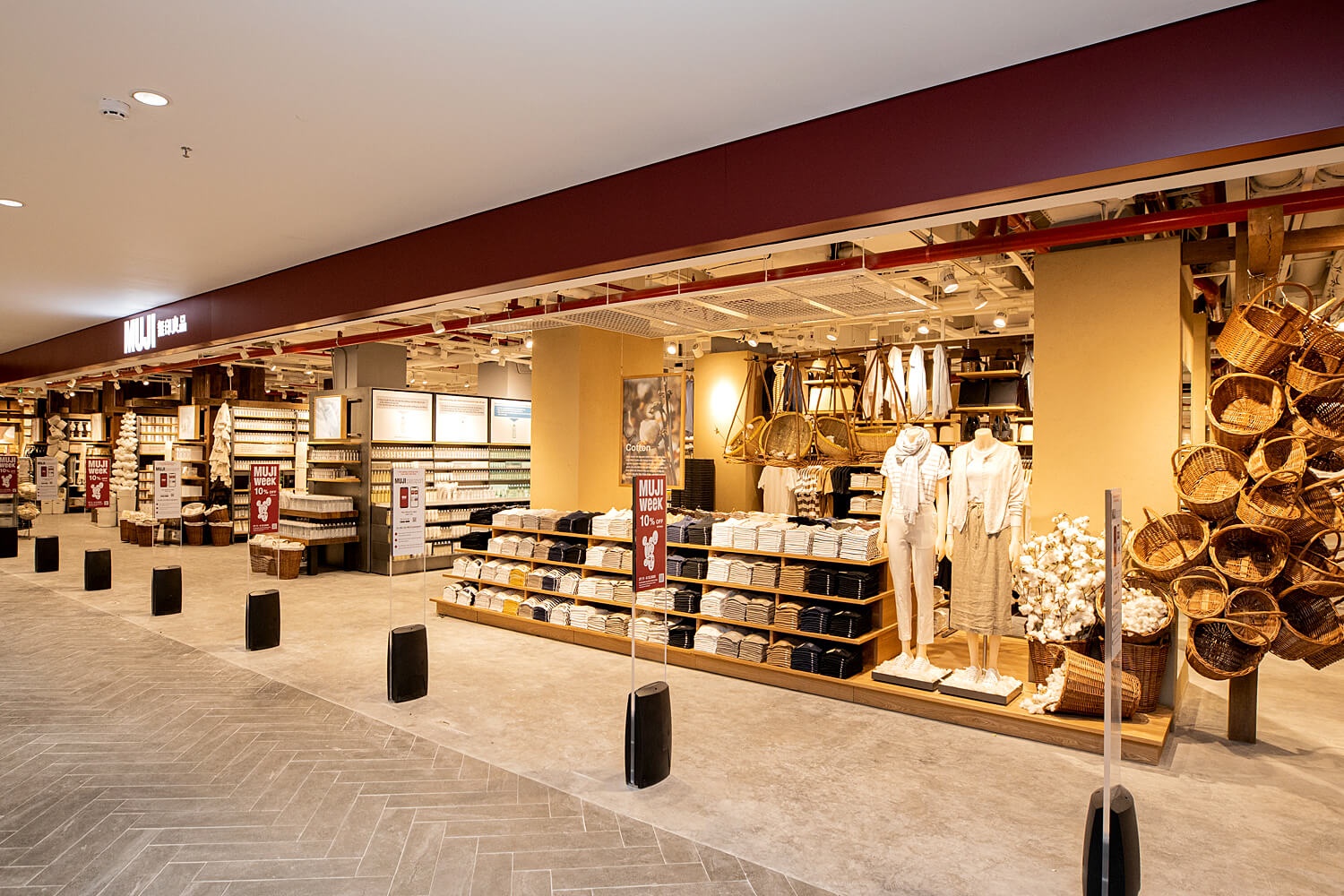 Thuong hieu ngoai san mat bang flagship o TP.HCM hinh anh