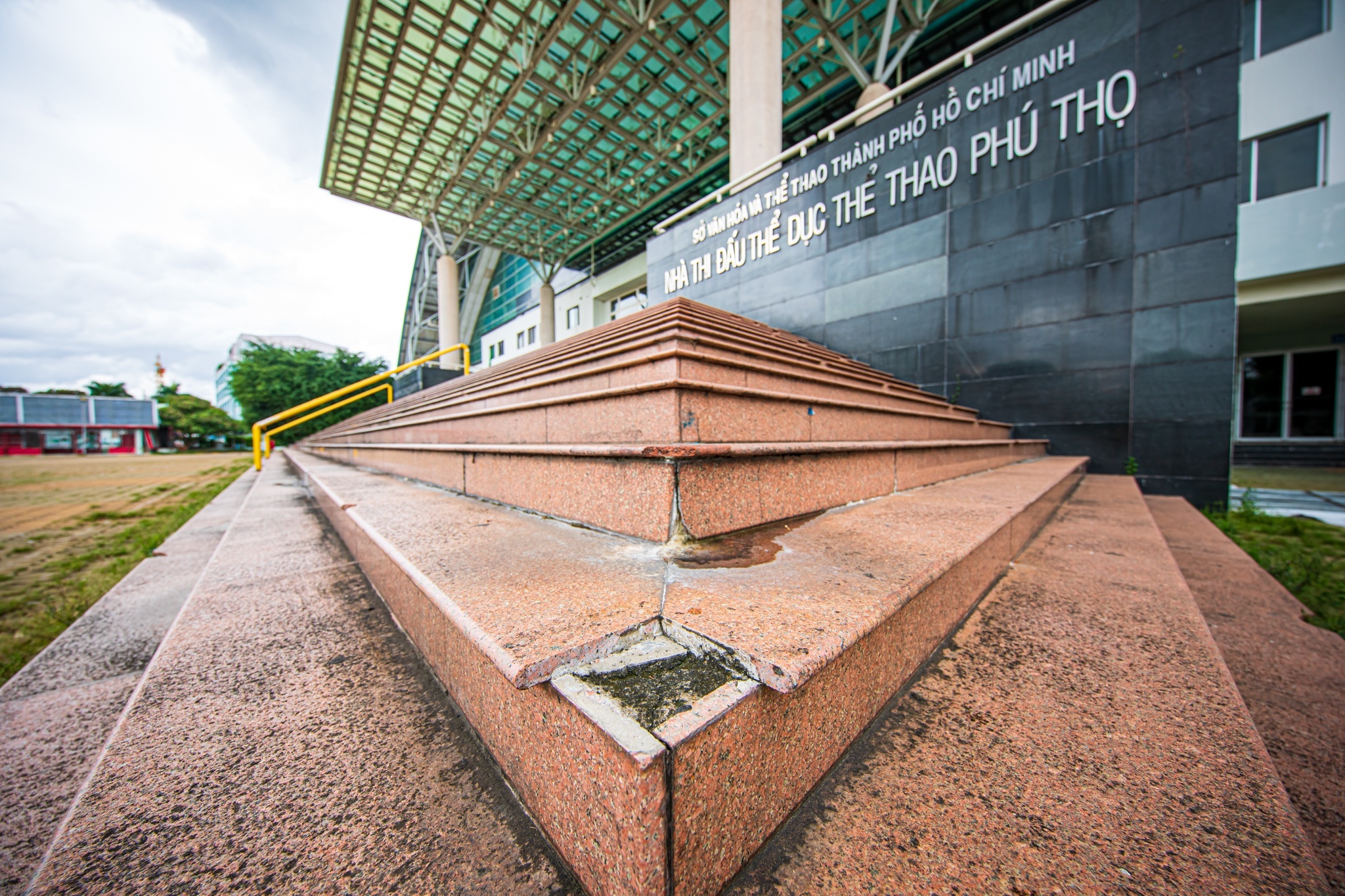 Loat nha thi dau tren dat vang o TP.HCM bi bo phi anh 5