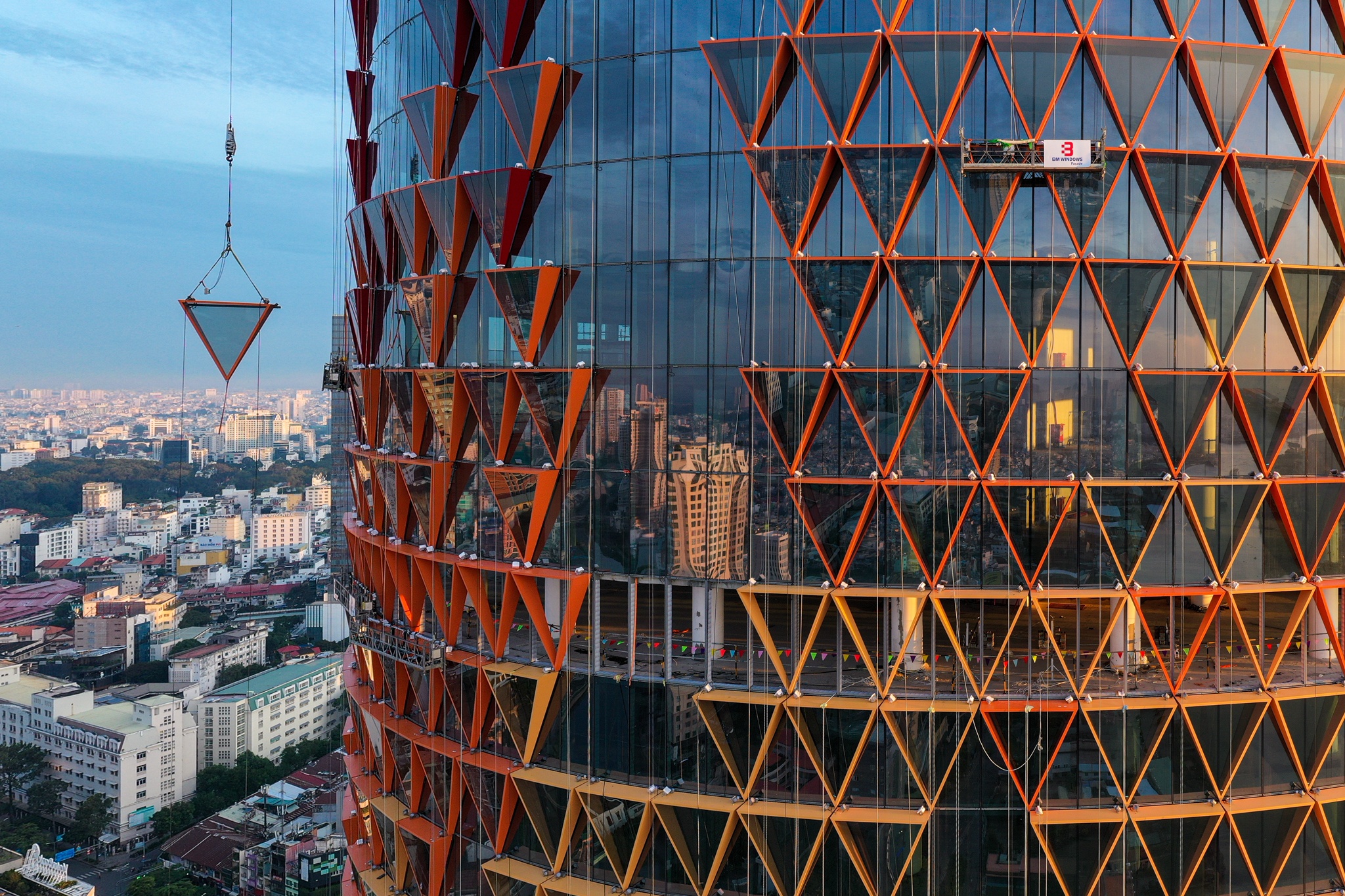 IFC One Saigon chi thay khung kinh ben ngoai, cho ket luan thanh tra hinh anh