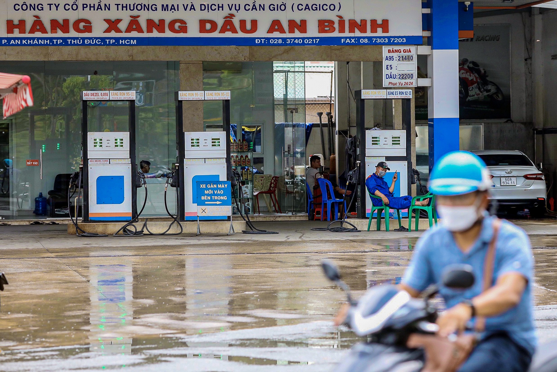 Ca 3 cay xang tren mot con duong o TP.HCM bao 'het hang' hinh anh