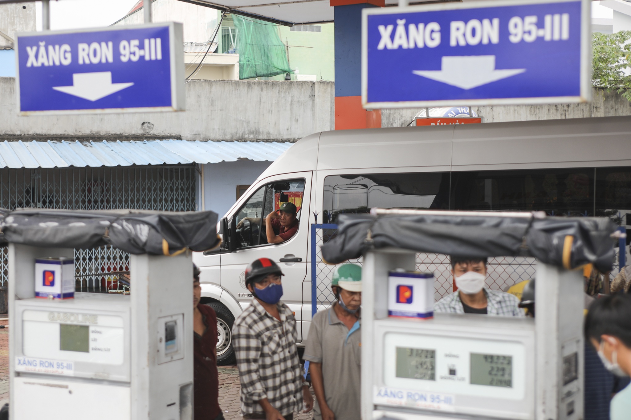 Co ngay chi 7% cua hang xang dau o TP.HCM nhap duoc xang ve hinh anh