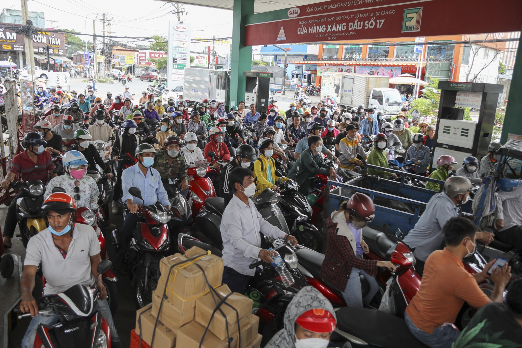 Chieu 11/10, hang tram nguoi van doi nang 2-3 gio cho do xang hinh anh