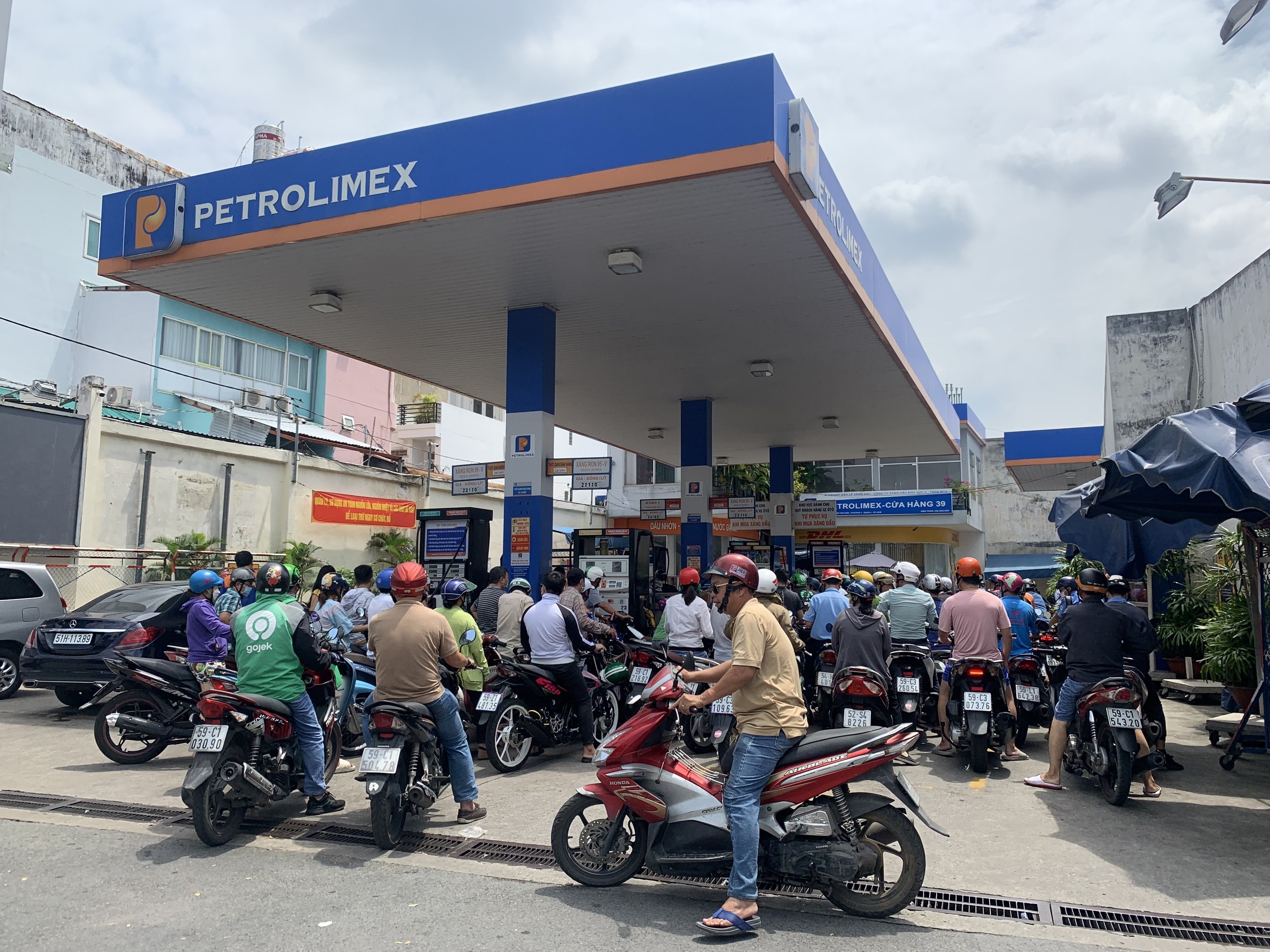 Nhan vien van phong o TP.HCM lam viec tai nha vi kho do xang hinh anh