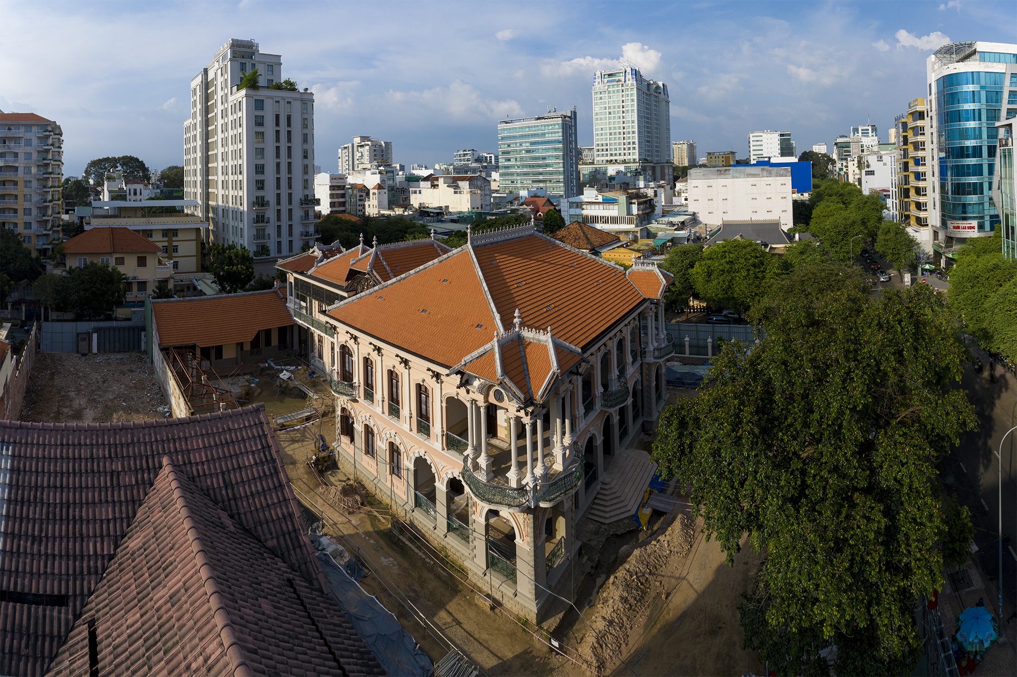 Biet thu co 700 ty dong cua ba Truong My Lan dung thi cong hinh anh