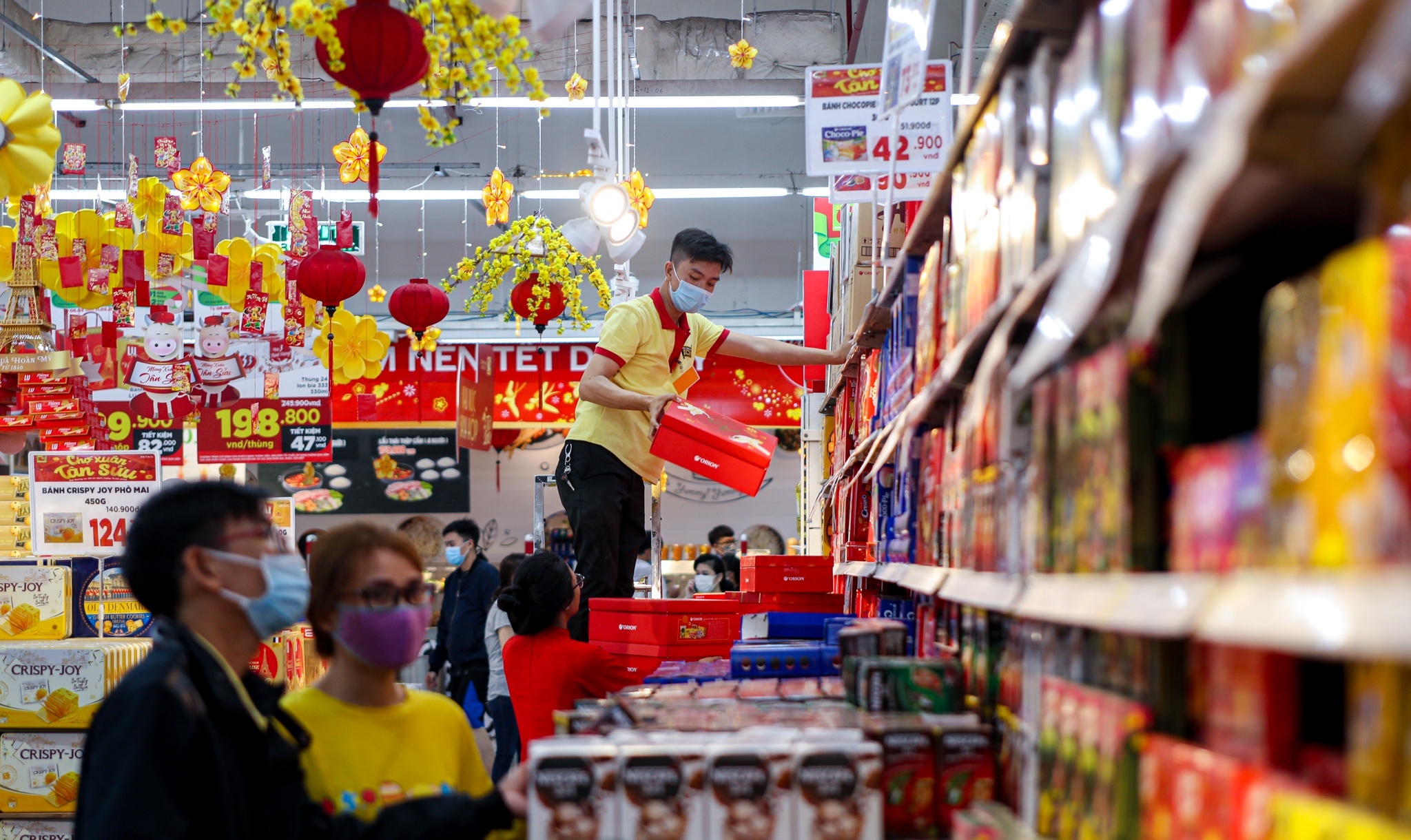 Doanh nghiep 'nin tho' cho suc mua ngay Tet hinh anh