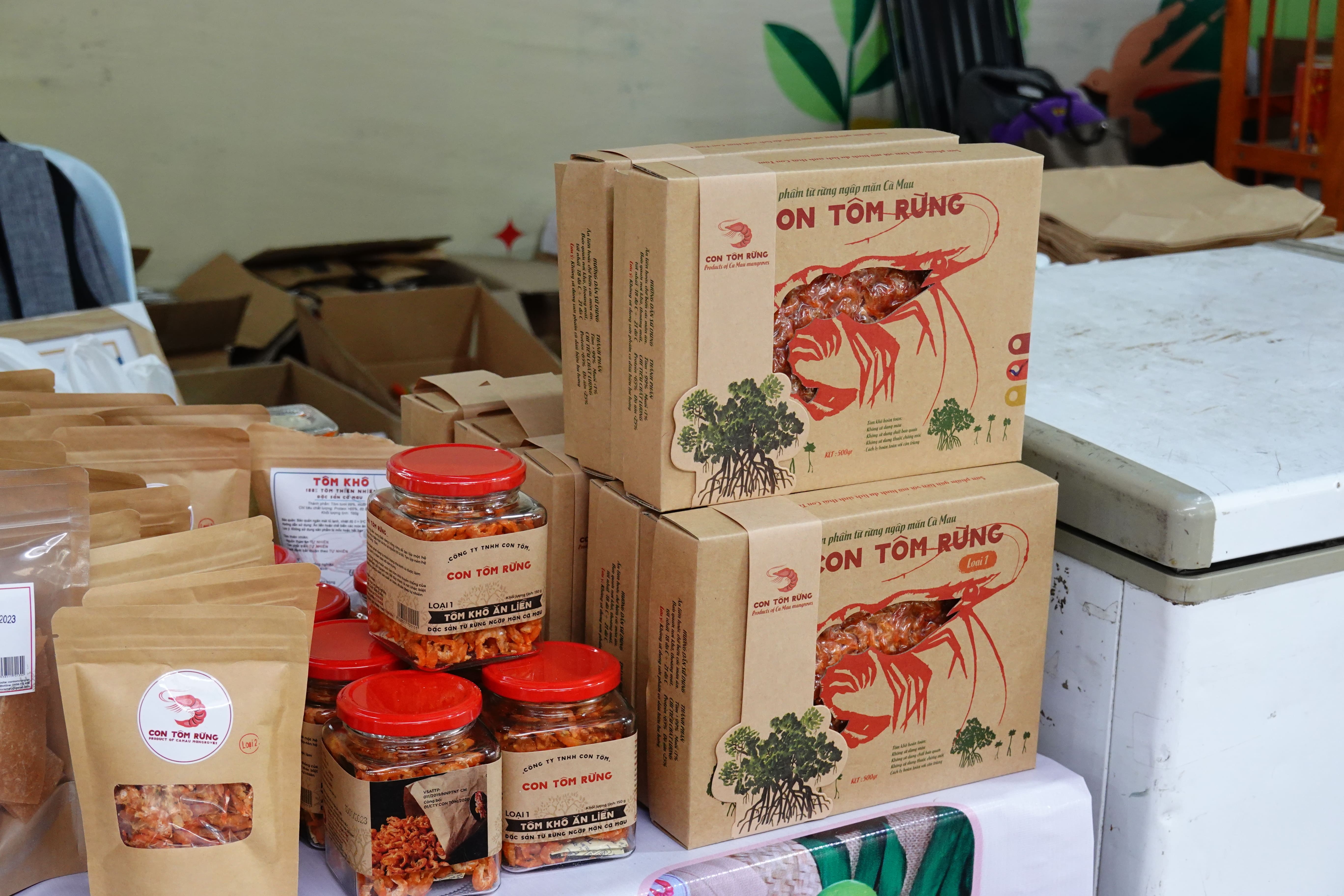 Mi quang, banh trang, tom rung... vao hop qua Tet hinh anh