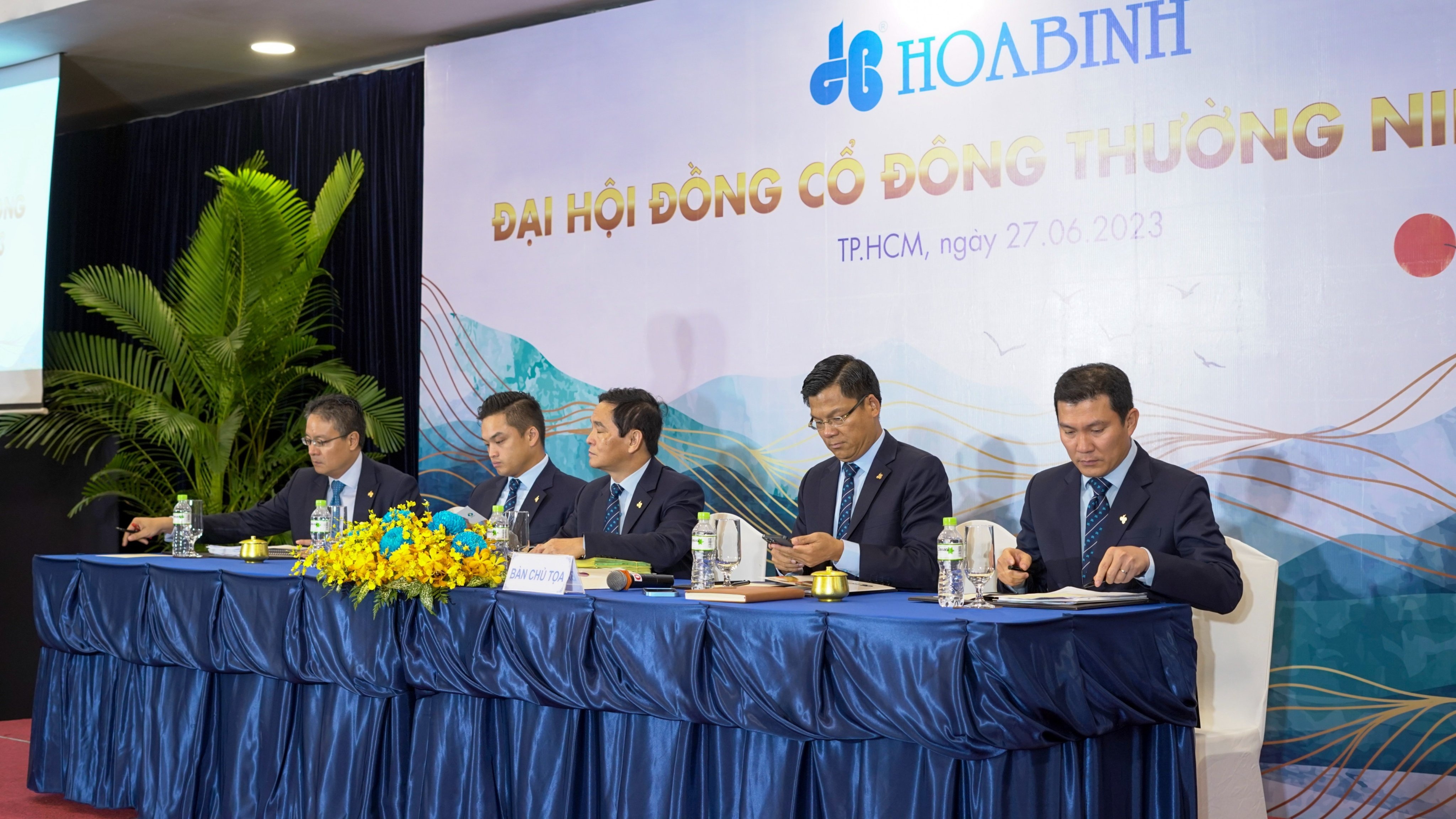 Co dong Xay dung Hoa Binh thong qua chi tieu doanh thu 12.500 ty dong hinh anh