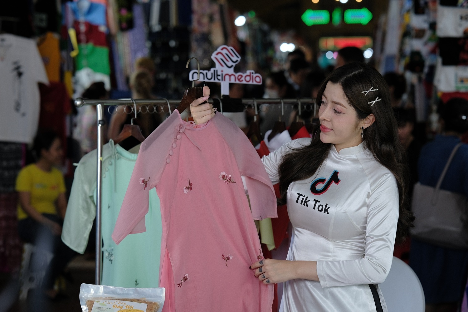 Tieu thuong cho Ben Thanh livestream, ban chay hang hinh anh