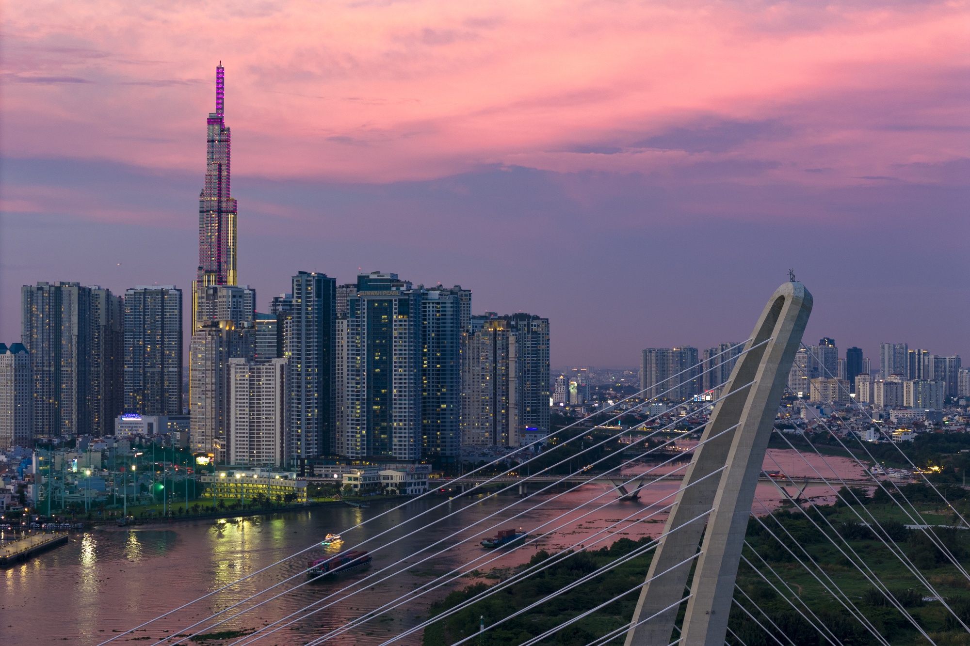 Kinh te TP.HCM dang tang truong cham lai hinh anh