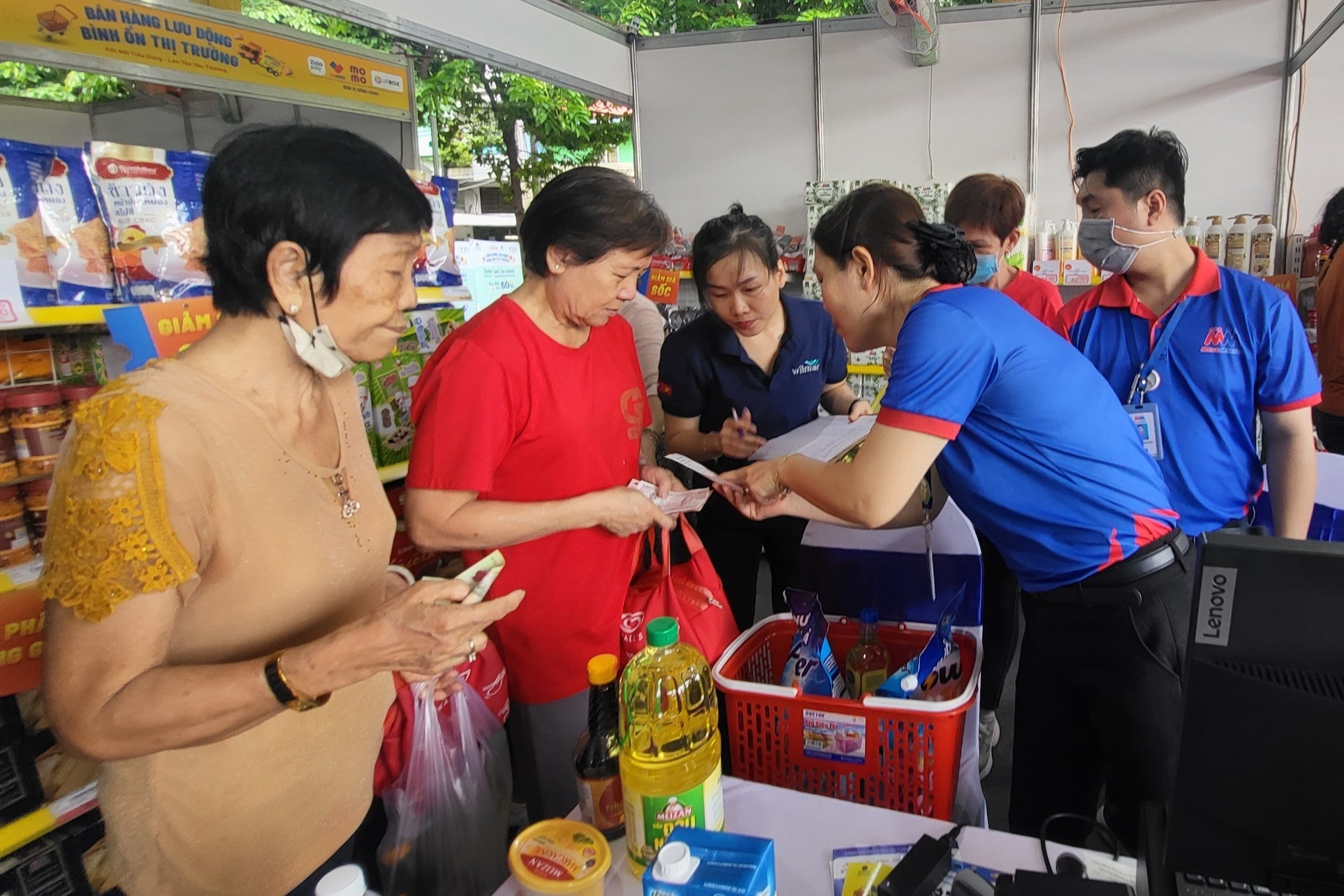 TP.HCM ban hang luu dong o cong vien, khu cong nghiep hinh anh