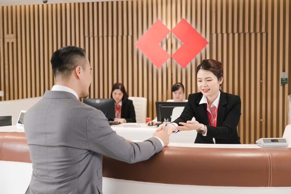 Techcombank lai truoc thue hon 27.500 ty dong nam 2024 hinh anh