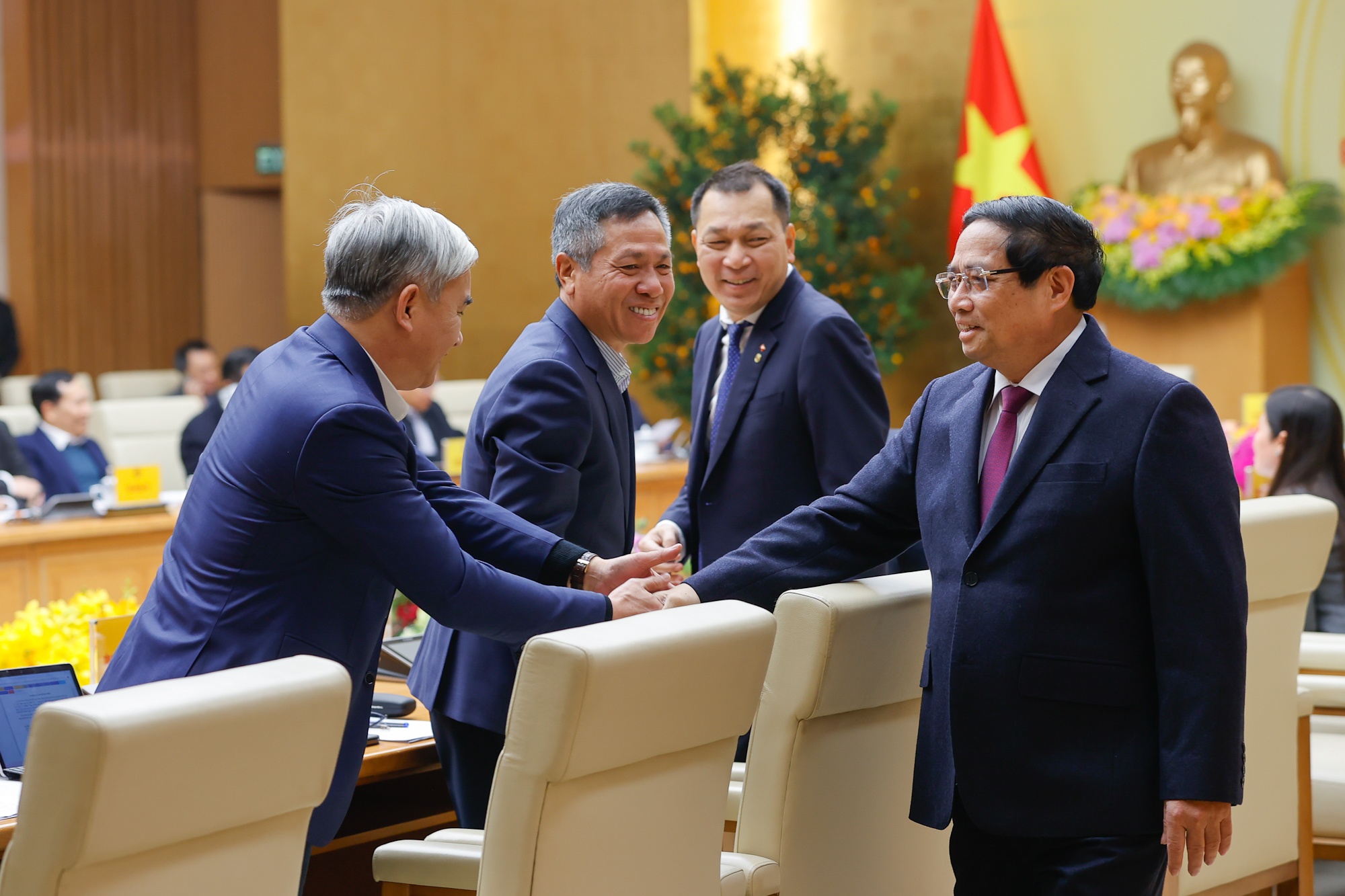 Sang nay Thu tuong hop voi lanh dao Vingroup, Sovico, Thaco, Masan... hinh anh