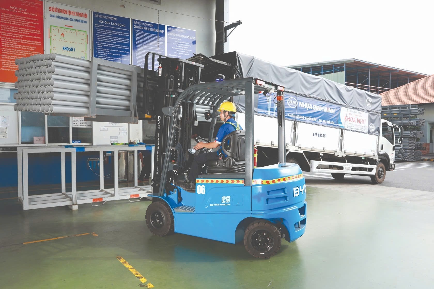 Doanh nghiep tu cuu minh giua 'bao' hang gia, hang nhai hinh anh