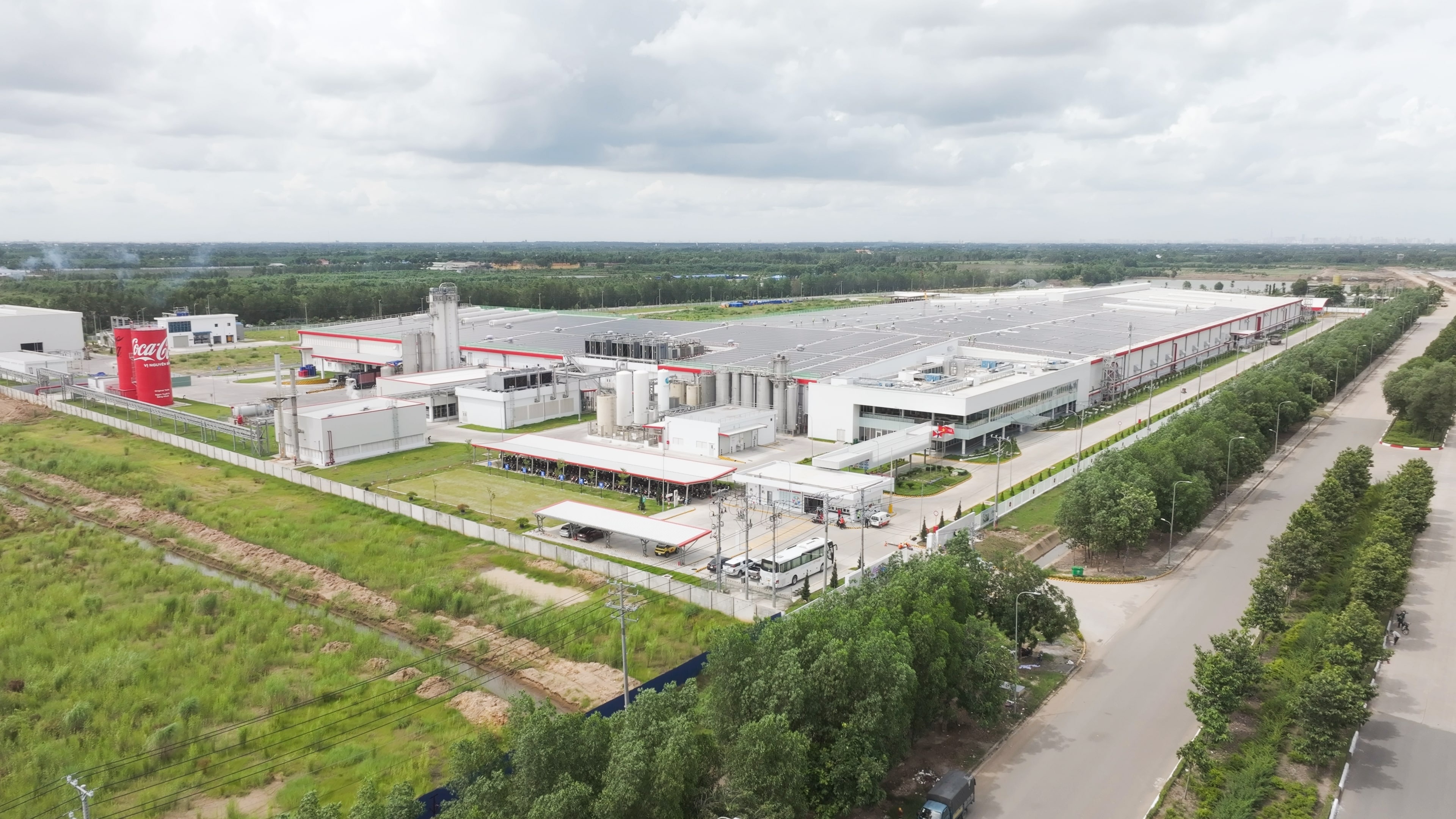 Coca-Cola hoan thanh nha may lon nhat Viet Nam  hinh anh