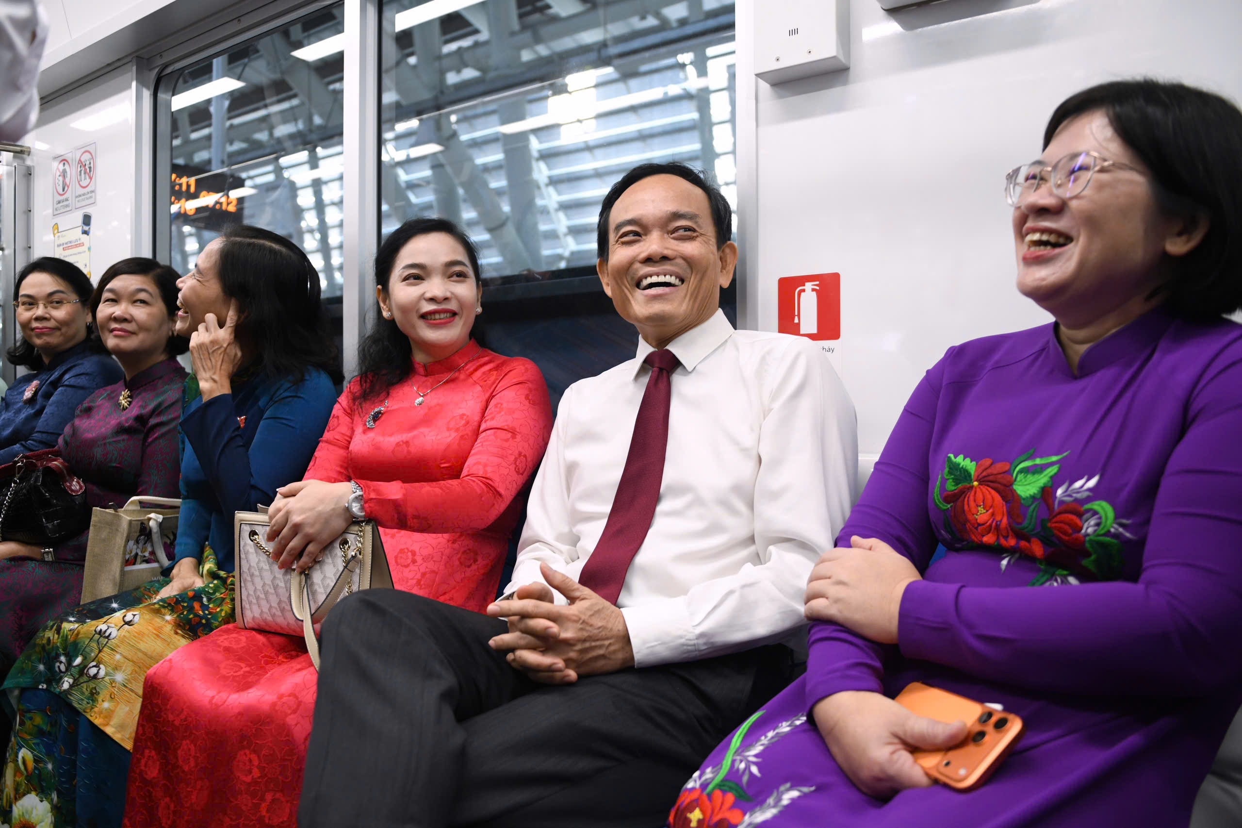 Bi thu Tran Luu Quang cung doan dai bieu TP.HCM tham quan metro so 1 hinh anh