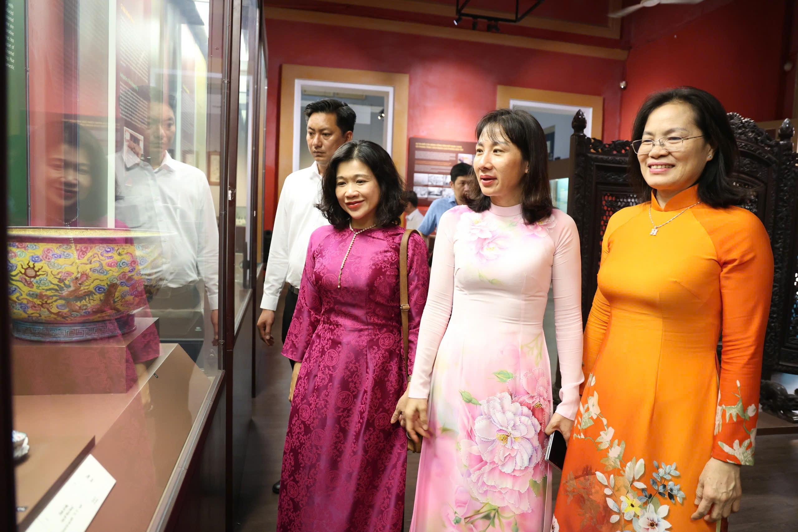 Doan dai bieu tham Bao tang Lich su truoc Dai hoi Dang bo TP.HCM hinh anh