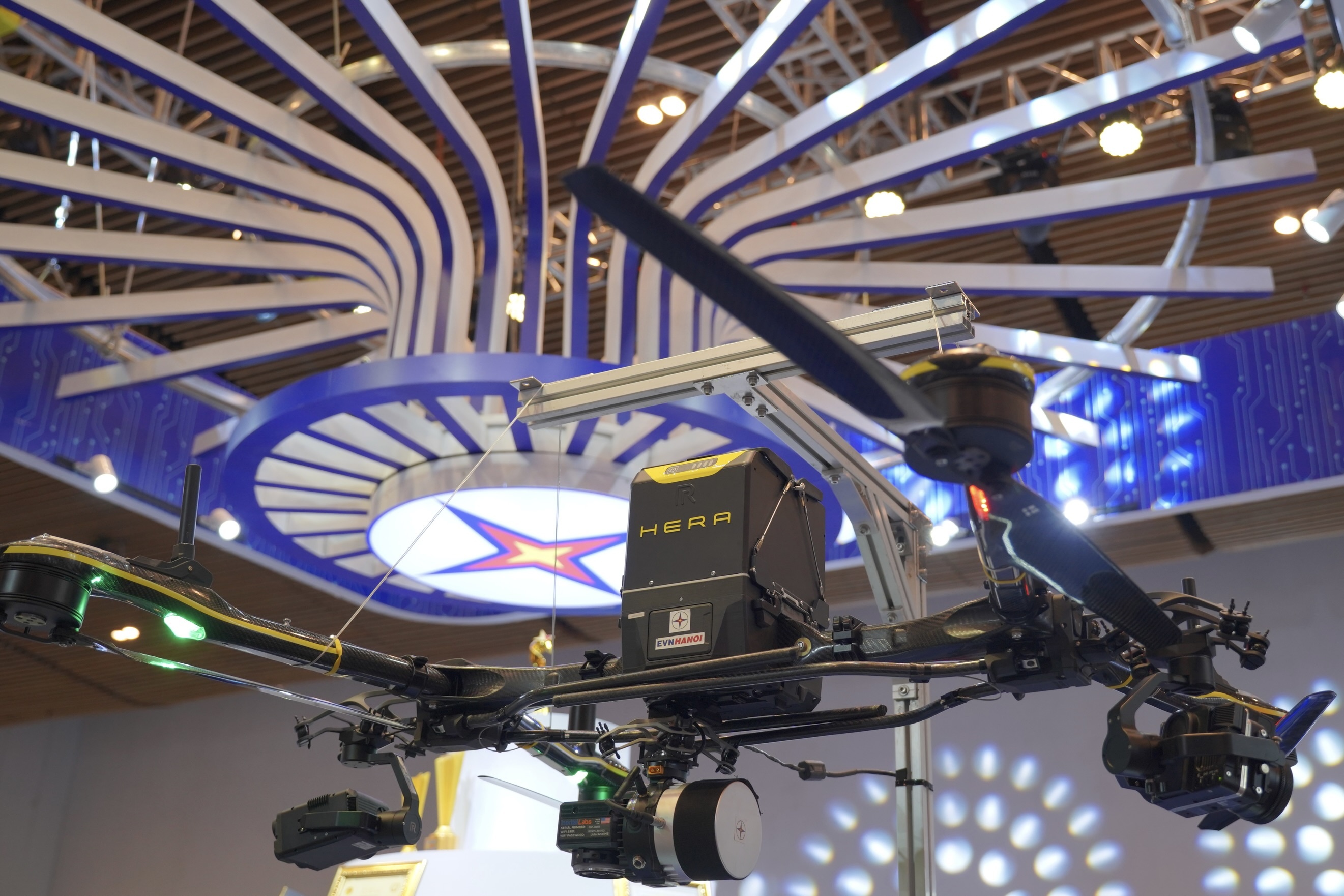 Nganh dien trung bay nhung dot pha cong nghe tien tien nhat hinh anh