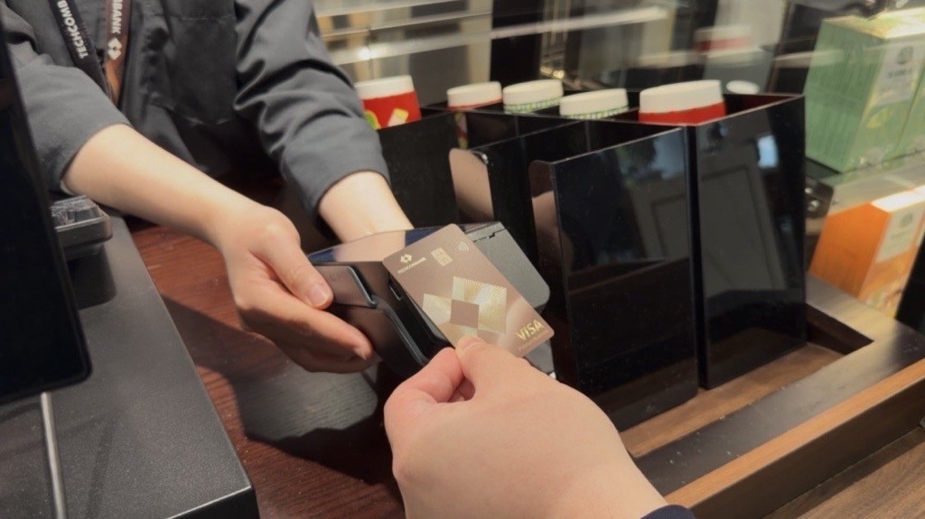 Techcombank ra mat the tin dung mien lai den 86 ngay cho doanh nghiep hinh anh