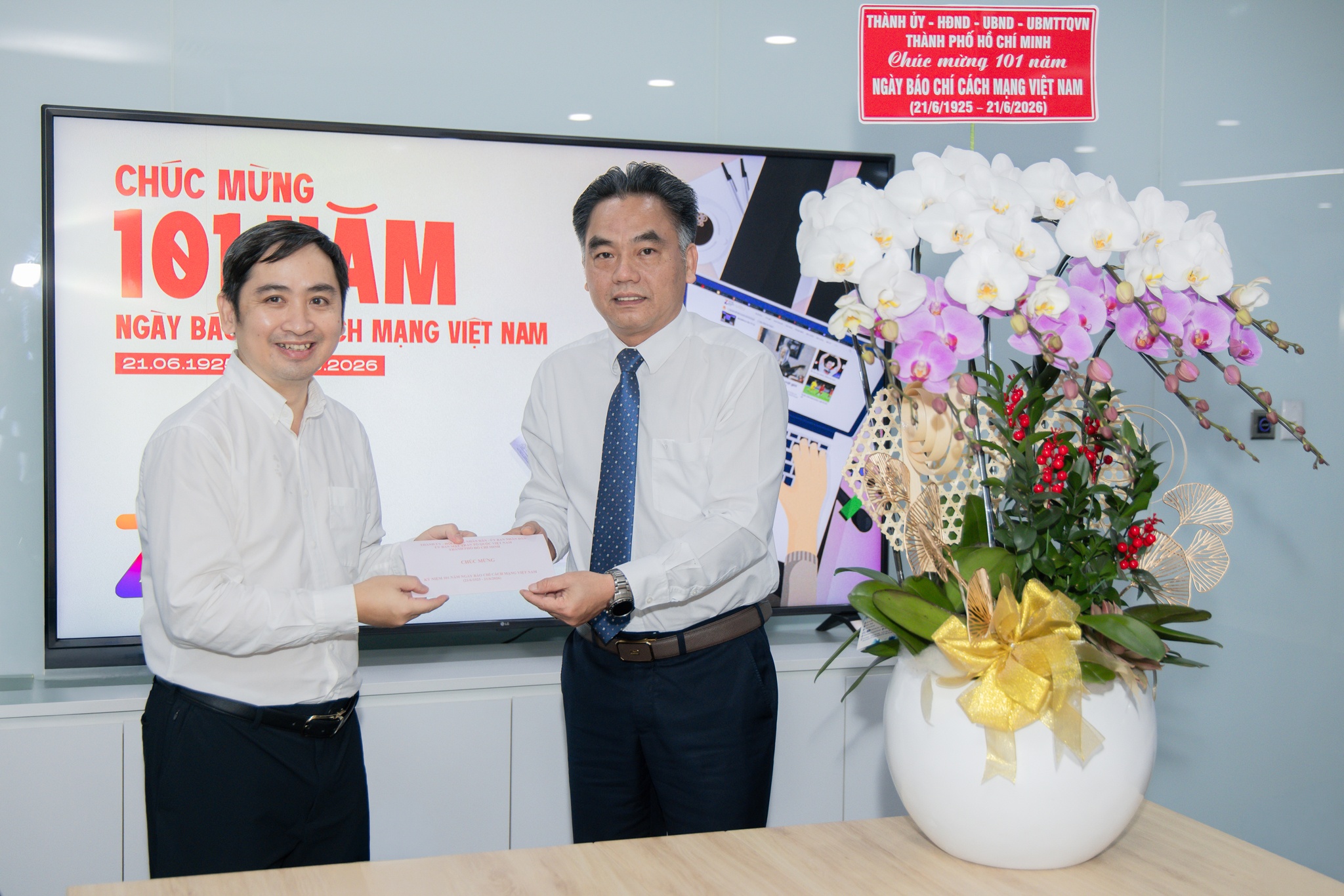 Pho chu tich thuong truc TP.HCM tham, chuc mung Tri Thuc - Znews nhan ngay 21/6 hinh anh