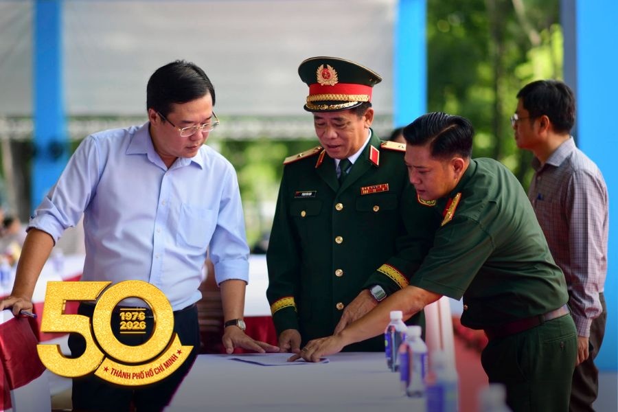 Lanh dao TP.HCM tong duyet Le ky niem 50 nam thanh pho mang ten Bac hinh anh