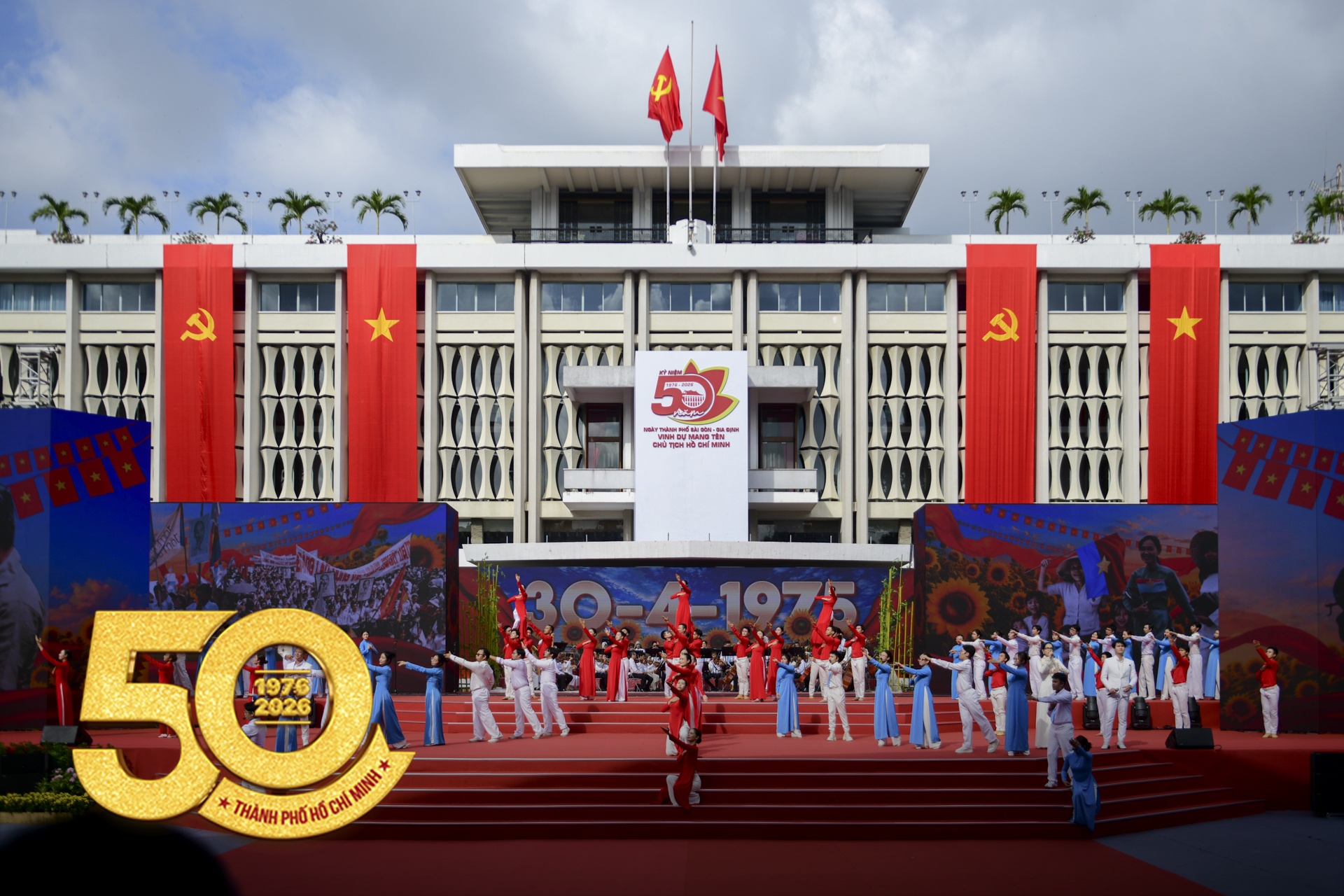 Lanh dao TP.HCM tong duyet Le ky niem 50 nam thanh pho mang ten Bac hinh anh
