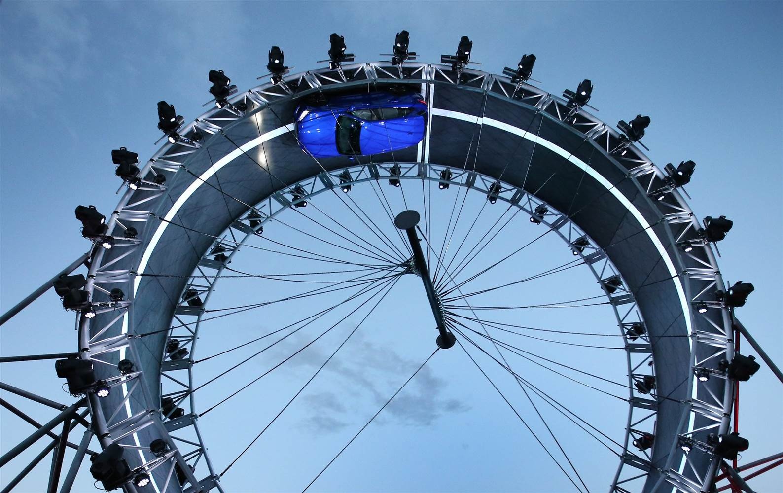 Oto chay qua vong tron 360 do hinh anh