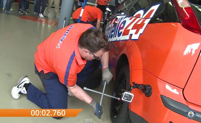 Thay lop oto nhanh nhat the gioi hinh anh