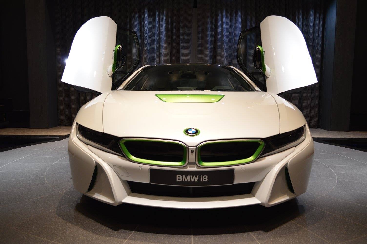 BMW i8 mau doc cua dan choi A-rap hinh anh