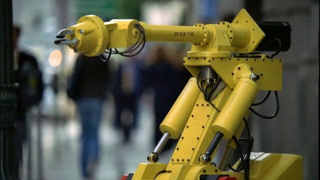 Quang cao xuc dong ve robot lap xe GM hinh anh