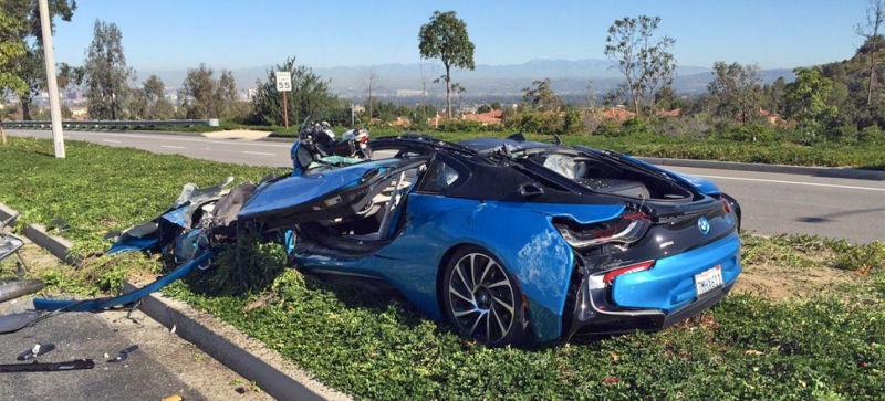 BMW i8 nat dau vi bi xe cho be tong huc hinh anh