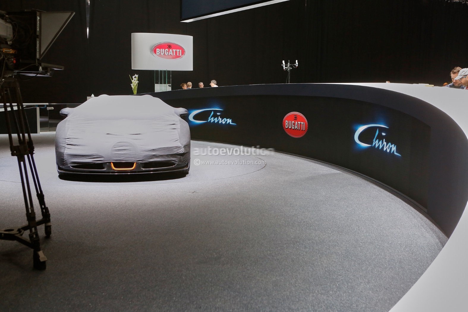 Bugatti Chiron bat ngo lo thong so hinh anh