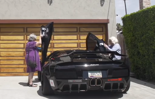 Hai cu ba lai thu sieu xe Lamborghini hinh anh
